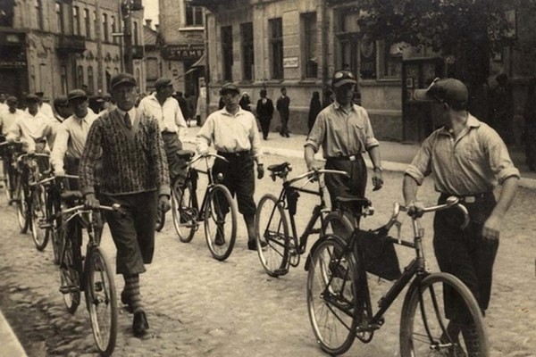Велосипедисты на улицах Гродно. Фото до 1939 года.