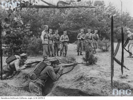 Студенческая молодежь из Академического легиона во время практических занятий по стрельбе в лагере в Грандичах около Гродно. Фото 1939 года