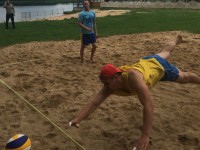 Нешуточные волейбольные страсти кипели на пляже у Яновского водохранилища