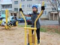 Уличный спортивный комплекс в Новогрудке позволяет всем желающим заняться спортом прямо во дворе своего дома