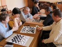 Любители шашек встретились в Дятлово в центре дневного пребывания инвалидов «Праменчык»