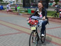 Участники спортивного фестиваля «Viva, rovar-2017» в Мостах ехали поодиночке и велотандемами, сажали на багажник детей