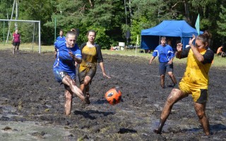 Женский болотный футбол в программе Праздника моря по эмоциям превзошел мужской