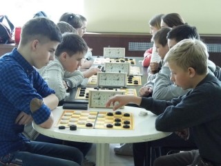 В соревнованиях Гродненской области по шашкам приняли участие 16 команд.
