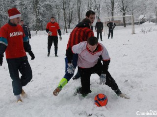 Хоккеем и футболом отметили Всемирный день снега в Слониме