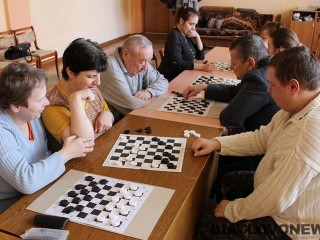 Любители шашек встретились в Дятлово в центре дневного пребывания инвалидов «Праменчык»