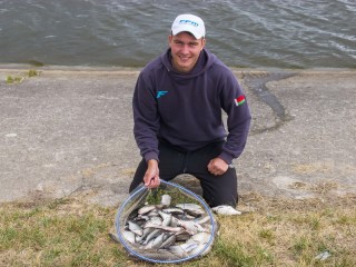 На дамбе Зельвенского водохранилища состоялся первый этап чемпионат Гродненской области по спортивной ловле рыбы.