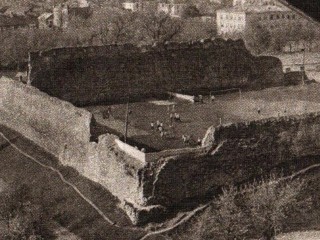 Как средневековый замок в Лиде превратили в футбольный стадион. На нем играли до 1970-х годов